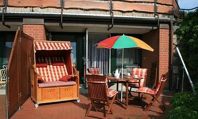 Terrasse mit Holzmöbeln zum Relaxen