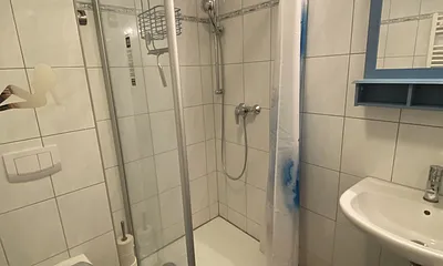 Bad mit bodengleicher Dusche und WC