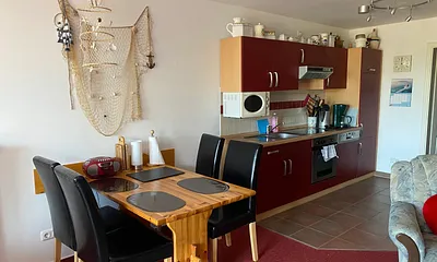 Gemütlicher Essbereich mit Holztisch