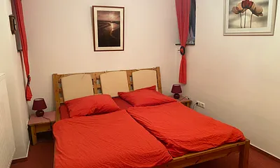 Separates Schlafzimmer mit 2 Fenstern