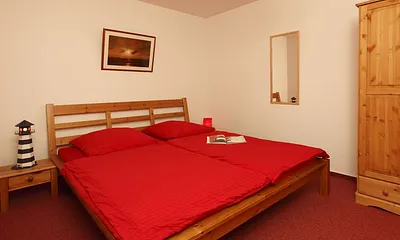 Separater Schlafraum für 3 Personen, hier: 1 stabiles Bett aus Kiefernholz für 2 Personen (1,80 x 2,00 m) sowie ein Schrank aus Kiefernholz