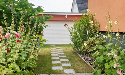 Weg zur Garage (Fahrräder können in der Garage abgestellt werden)