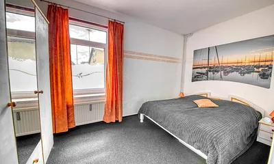 Fewo Mehlschwalbe: Der Blick ins Schlafzimmer. Das Doppelbett ist mit 9 Zonen Kaltschaummatratzen und verstellbare Lattenrosten ausgestattet. Im Sommer mit Insektenschutzfenstern.