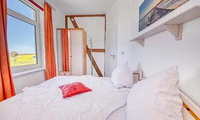 Fewo Uferschwalbe: 2 Schlafräume mit Doppelbetten (9 Zonen Kaltschaummatratzen und verstellbare Lattenroste) und im Sommer mit Insektenschutzfenstern.