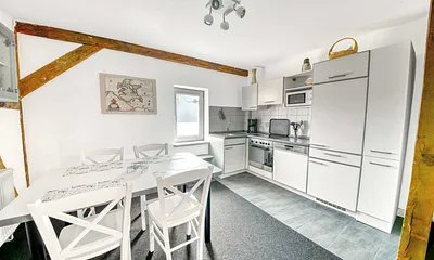 Fewo Rauchschwalbe: modern-gemütliche Ferienwohnung im Fachwerkstil mit großer Wohneinbauküche (12 m²) in der 1. Etage