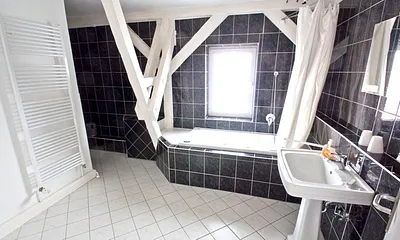 Fewo Rauchschwalbe: modernes Bad (ca. 11 m²) mit Whirlpool-Wanne