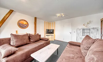 Fewo Seeschwalbe: gemütliches Wohnzimmer (ca. 23 m²) mit zwei großen und neuen Federkern-Couchen.