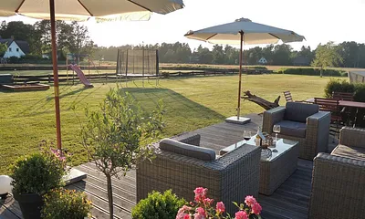 Wiese mit Terrasse (für alle nutzbar) Nordseite, Trampolin, Sandkiste und Schaukel 