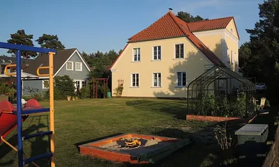 Trampolin, Rutsche, Sandkiste ... 3 obere Fenster = App. Wiesenblick