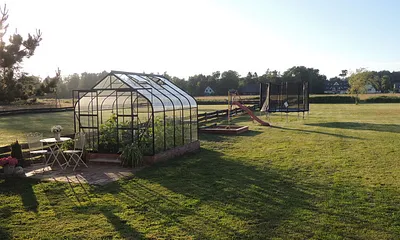 Trampolin, Sandkiste, Schaukel und Rutsche