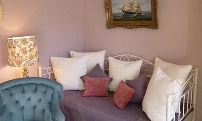 Clubsessel und Bettsofa, großer Schrank