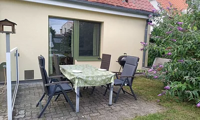 Terrasse mit Gartenmöbeln + Grill