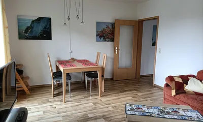 Wohnzimmer mit Blick auf die Terrasse