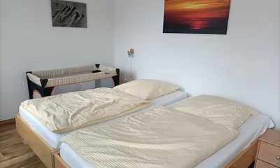 Schlafzimmer mit optionalem Kinderreisebett