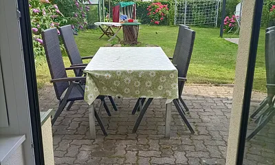Blick vom Wohnzimmer auf die Terrasse