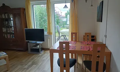 Wohnzimmer mit Blick auf die Terrasse