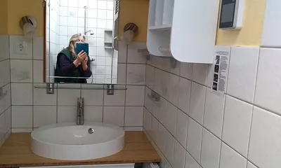 Bad Nr.8   Dusche, WC, Waschbecken, Fön, Dachfenster mit Fernbedienung