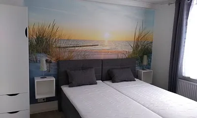Schlafzimmer mit Babybett.2 Schränke, 2 Stühle