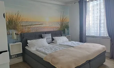 Schlafzimmer mit Babybett.2 Schränke, 2 Stühle