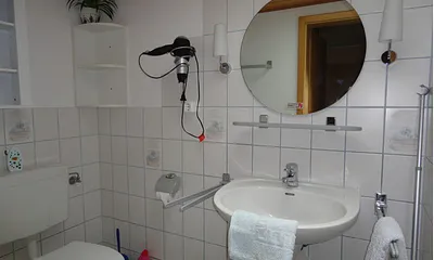 WC Nr.4 Dusche extra gleich daneben.