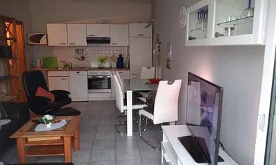 Wohnzimmer mit integrierter Küche 