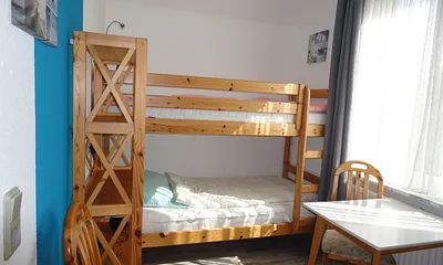 Etagenbett 90x200. Hier kann das Kinderbett anstelle des Tisches aufgestellt werden.