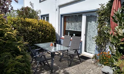 Von der gemütlichen Süd-Terrasse können  Sie und Ihre Kinder direkt in den gr. Garten laufen. Zur Straße Gartentor.