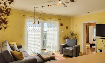 Wohnbereich mit Balkon und Blick über Sellin/ Selliner See