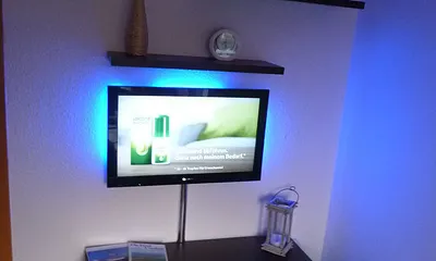 Fernseher mit DVD und Hintergrundbel.