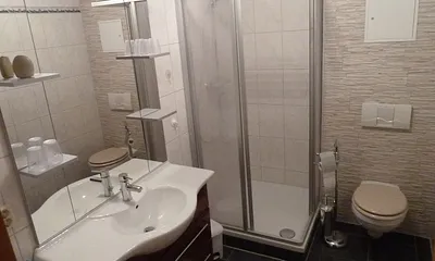 Bad mit Waschtisch, Regendusche und WC