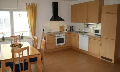 Cerankochfeld mit Backofen, Toaster, Wasserkocher und Kaffeemaschine