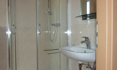 Modernes Bad mit Dusche u. WC