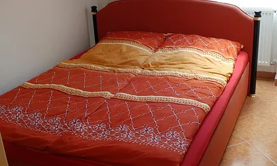 Schlafzimmer mit Doppelbett u. Kleiderschrank