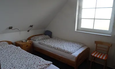 Kleines Schlafzimmer. Zwei Einzelbetten.