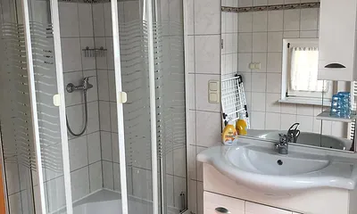 Badezimmer mit Dusche