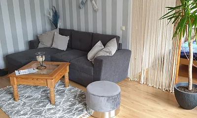 gemütliches Wohnzimmer mit daran ansgrenzendem  Schlafbereich