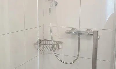 Bad im Erdgeschoss mit Dusche und WC