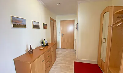 Flur mit kleiner Kommode