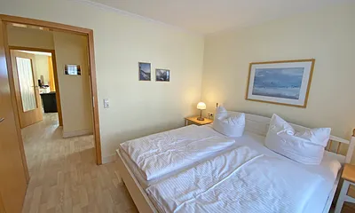 1. Schlafzimmer mit Kleiderschrank