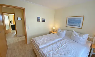 1. Schlafzimmer mit Kleiderschrank