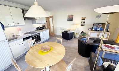 Küchenzeile mit Esstisch für gemeinsames Essen