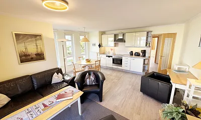 Wohnzimmer mit gemütlicher Couch