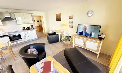 Wohnzimmer mit TV und Sesel