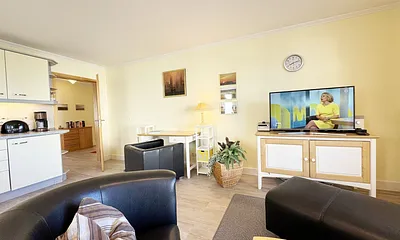 Wohnzimmer mit Couch und Sesel