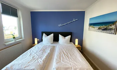 Schlafzimmer mit Boxspringbett (1,80 m x 2,00 m), Kleiderschrank, Nachttische, Sideboard sowie ein zweiter Smart-TV