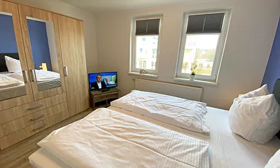 1. Schlafzimmer mit Kleiderschrank