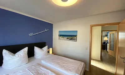 Schlafzimmer mit Boxspringbett (1,80 m x 2,00 m), Kleiderschrank, Nachttische, Sideboard sowie ein zweiter Smart-TV