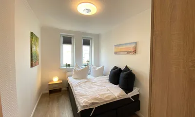 Schlafzimmer mit Boxspringbett (1,40 m x 2,00 m), Kleiderschrank sowie ein Nachttisch