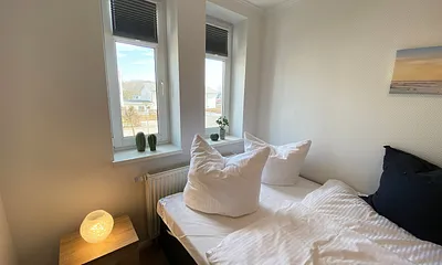 Schlafzimmer mit Boxspringbett (1,40 m x 2,00 m), Kleiderschrank sowie ein Nachttisch