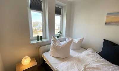 2. Schlafzimmer mit Boxspringbett